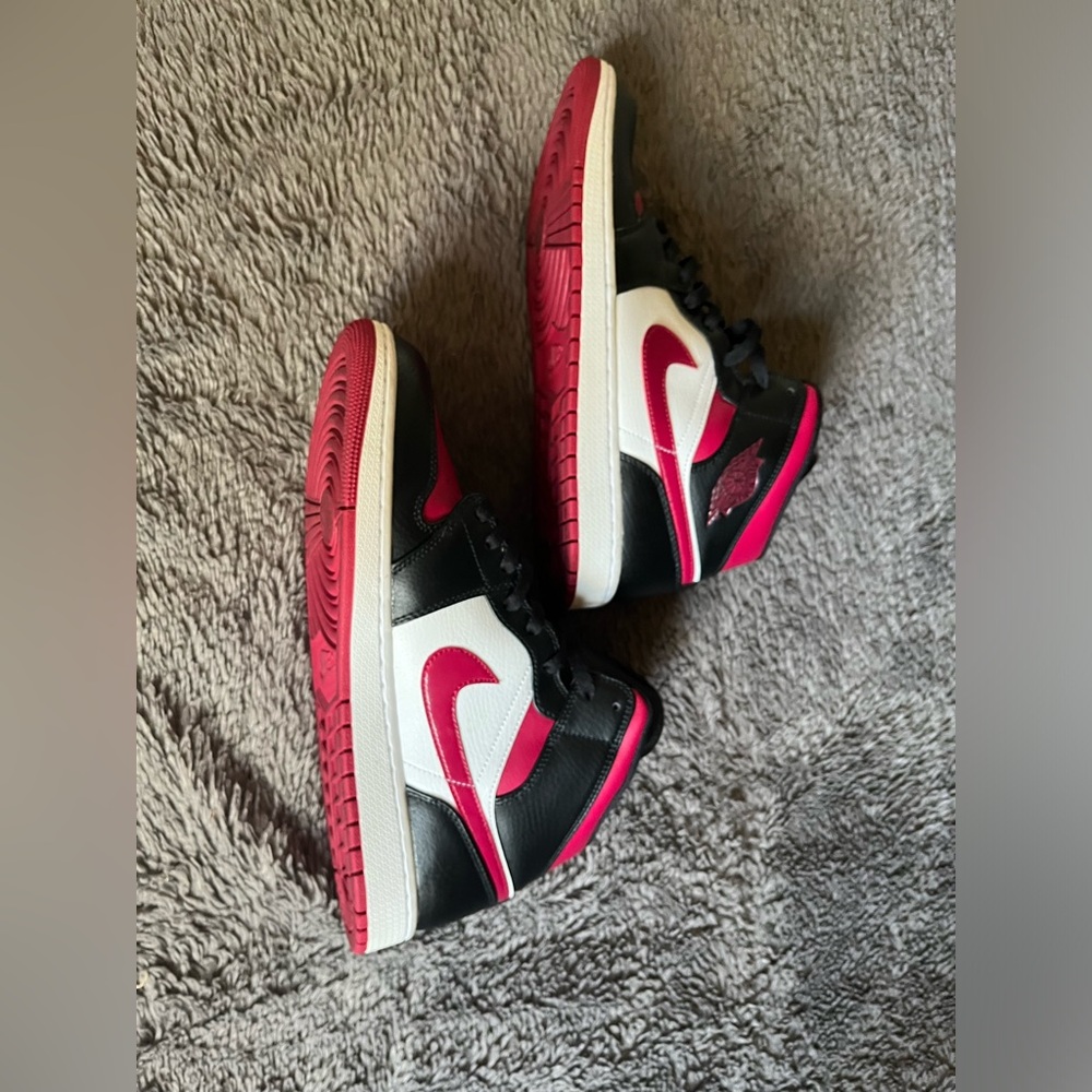 A pair of men’s Jordan 1 mids originally 130, only worn once, kept in box.